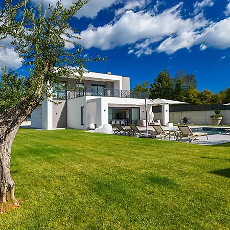 Stunning In Stancija Paradiz Holiday home